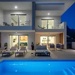 Βίλα Luxurious Lapis - Heated Pool, Sauna, Gym And Spa, 120m To Sandy Omiš